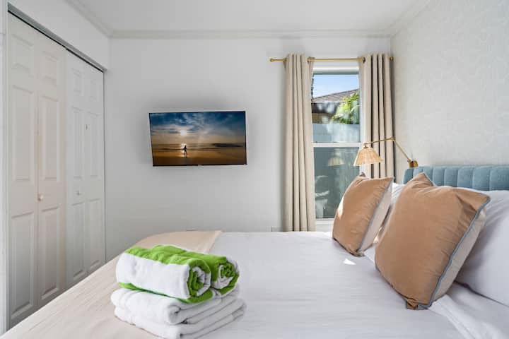 בכל חדרי השינה שלנו יש טלוויזיה להנאתכם. 