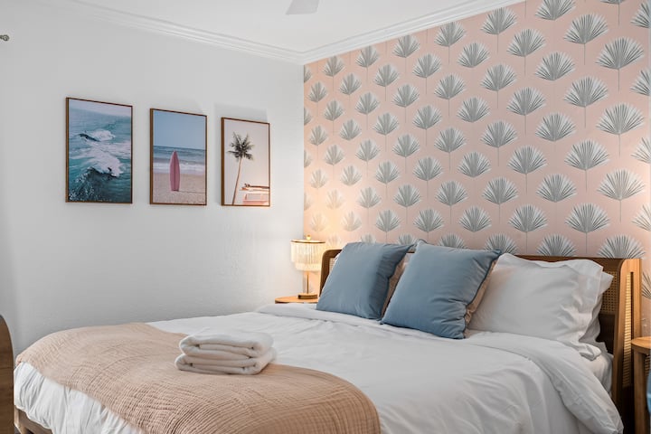 בכל חדר יש גם שמיכות אם אתם רוצים להתחמם בנוחות. 