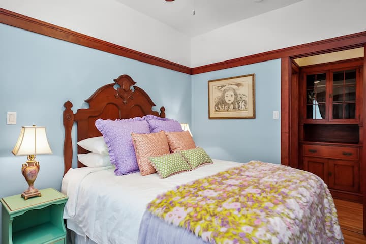 With cloud-soft linens, this bed was made for dreaming in technicolor. Adorning the walls is a 1970’s original surrealist etching by Chicago-based Curt Frankenstein. Fantastique, non?
