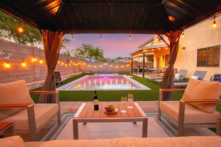 Spacious 4 BD Home w/Theater, Billiard, and Pool!