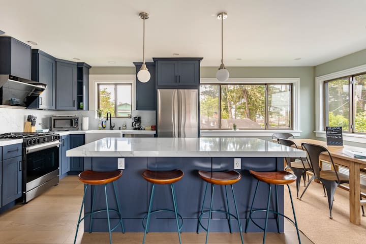 Modern Coastal Living Near Beaches, Restaurants