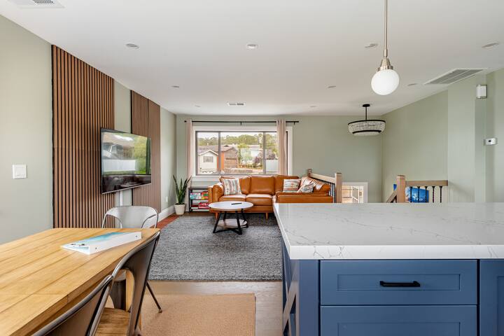 Modern Coastal Living Near Beaches, Restaurants gallery image 3