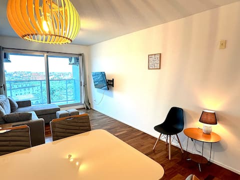 Top Airbnb: Strategic new apartment with garage en Tres Cruces