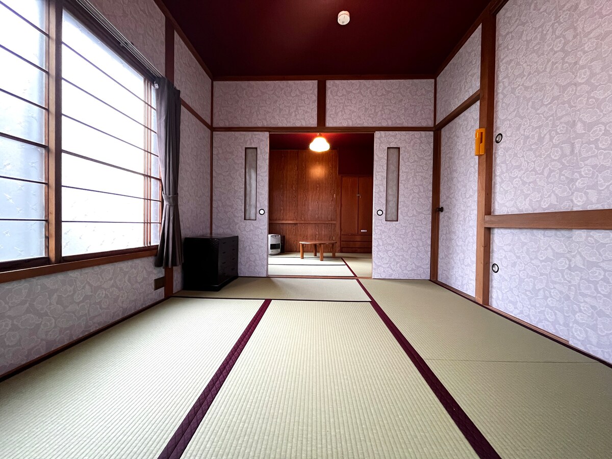 Slaapkamer op de 2e verdieping.Er is een scheidingswand tussen slaapkamer 1 en slaapkamer 2, elk met een aparte kamerdeur.