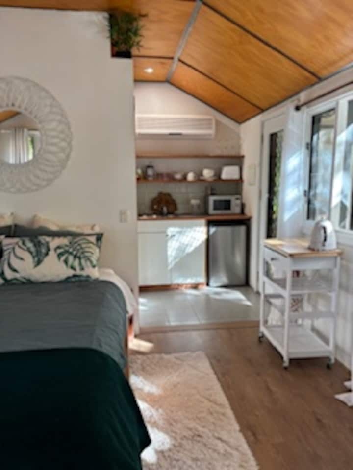 Veľmi pohodlná manželská posteľ! Klimatizácia a kúrenie v izbe.