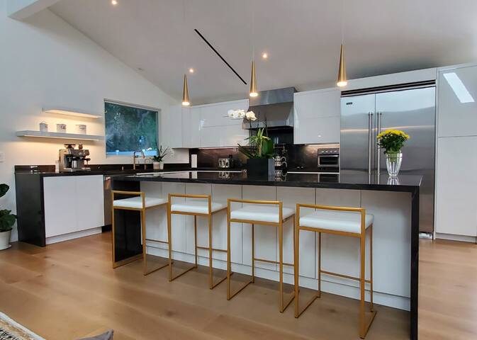 Stylish 4BR 4Beds Calabasas Getaway For Family gallery image 4