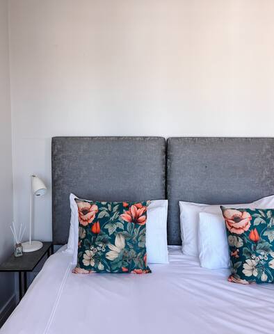 Luxury 2 Bedroom Apartment Waterfront Views gallery image 3