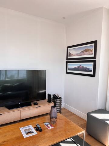 Luxury 2 Bedroom Apartment Waterfront Views gallery image 4