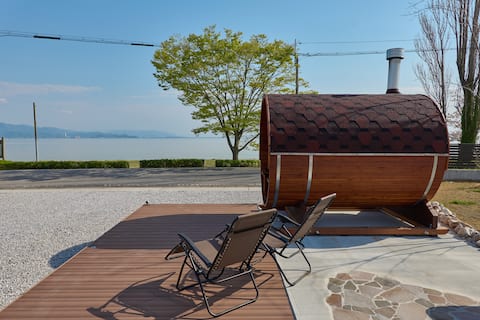 Close to the ski resort/wood-fired sauna, jacuzzi, and water bath! Lake Biwa with a view in front of