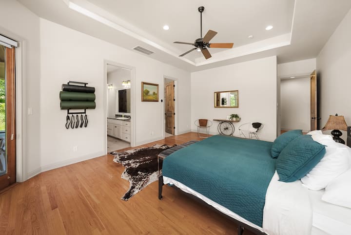 Chambre principale avec matelas king size et 2 salles de bains privatives.