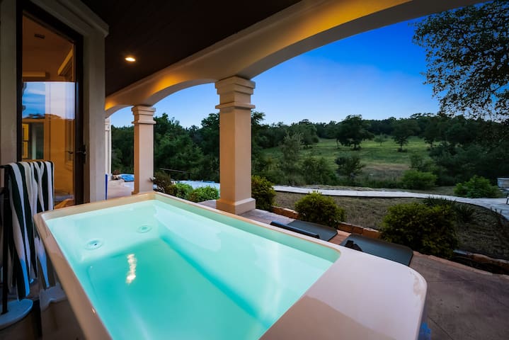 NEW Views, Cold Plunge, Sauna, Fire Pit, 10 acres