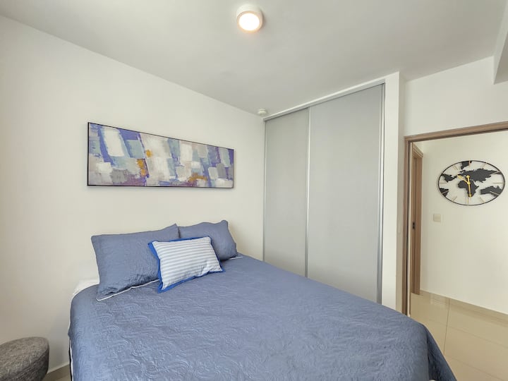 Recámara con decoración sencilla y arte en tonos azules.