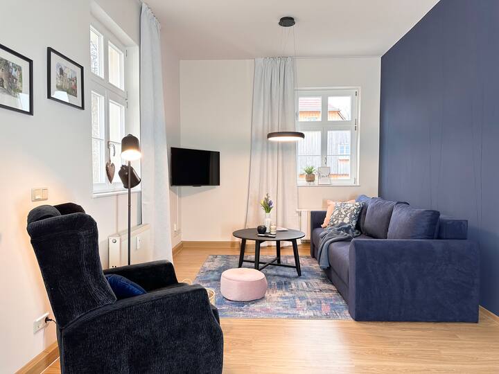 Hier kannst du dir es richtig gemütlich machen. Fernseher, Zeitschriften laden zum Verweilen ein.
Couch als Aufbettung für 2 Personen möglich.