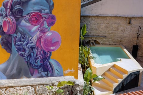 Designer Home, Private Pool, BBQ, 5 min to Beach