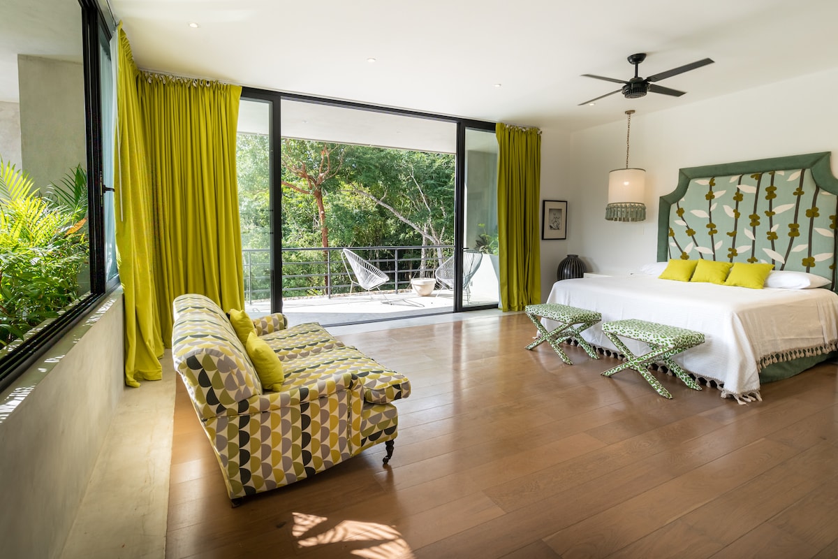 Spacious and sunlit, this jungle-facing suite offers a calming blend of style and serenity. Floor-to-ceiling glass doors open to a private terrace—inviting nature in while you unwind in complete comfort.