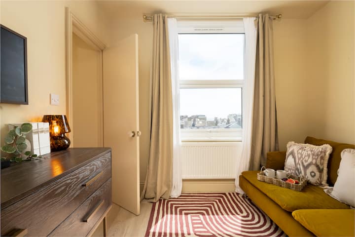 The Plum Retreat | Cosy, Warm Design Haven - Sussex