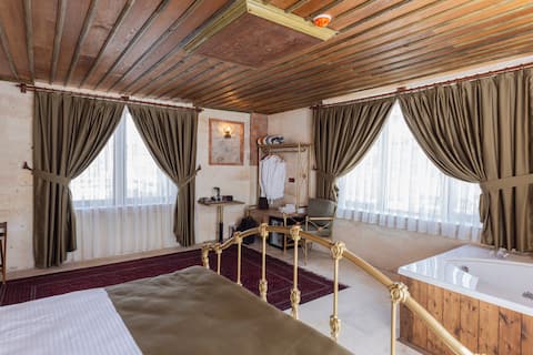 King Suite with a view of Garnegi Hall and the balloon