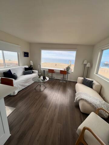 Oceanfront Gem | Steps to Sand + Parking gallery image 3