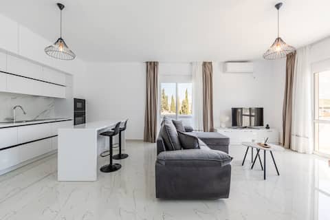Bright Modern Apartment with Balcony Views | Golem
