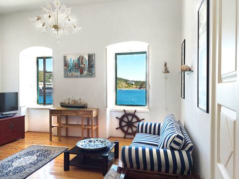 Waterfront • Vintage Oriental Decor • Spacious