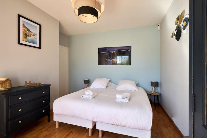 可以换成两张单人床（壁橱里有被子和床单）