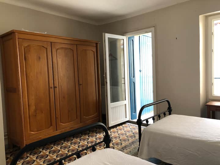 Საძინებელი ორადგილიანი საწოლებით (200 × 90) მე-2 სართულზე, პატიოს მხარეს. 