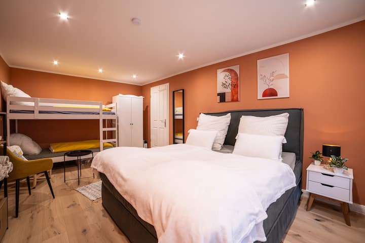 Mirë se vjen në apartamentin Blue Chili – apartament modern dhe i mobiluar me stil me një krevat me kuti me cilësi të lartë. Linjat e pastra, ngjyrat e freskëta dhe dizajni i rehatshëm të ftojnë të çlodhesh. E përkryer për një qëndrim të rehatshëm në Berlin.
