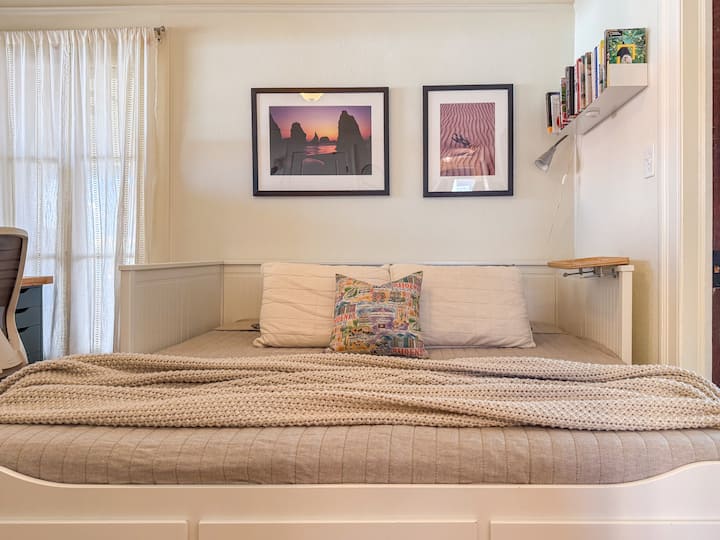 Დღის საწოლი გარდაიქმნება დიდი ზომის საწოლად