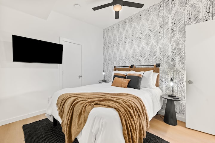 Habitación inspirada en la hoja de palma para que te sientas como un oasis de vacaciones. Cama queen, TV de 42pulgadas y persianas oscuras.