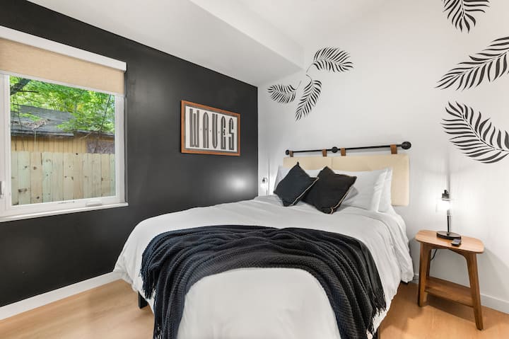 Habitación inspirada en la playa/surf con cama queen, TV de 42 pulgadas y persianas opacas