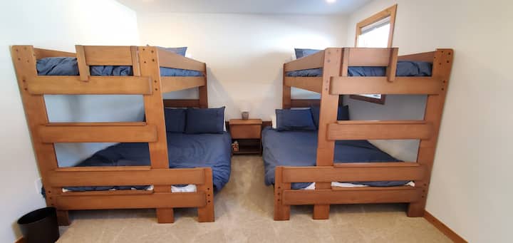 2 camas de una plaza con literas. Colchones nuevos.