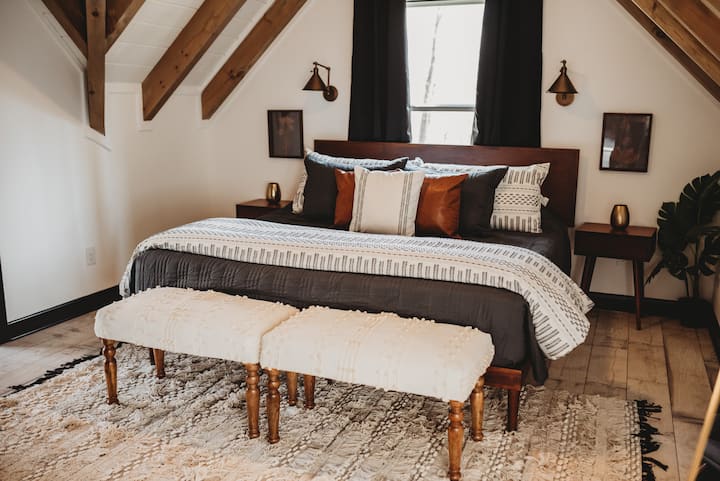 Kráľ na poschodí je ideálny pre rodiny.  Má vlastnú kúpeľňu so samostatnou vaňou a sprchou, ako aj pohovku s dvoma samostatnými posteľami.