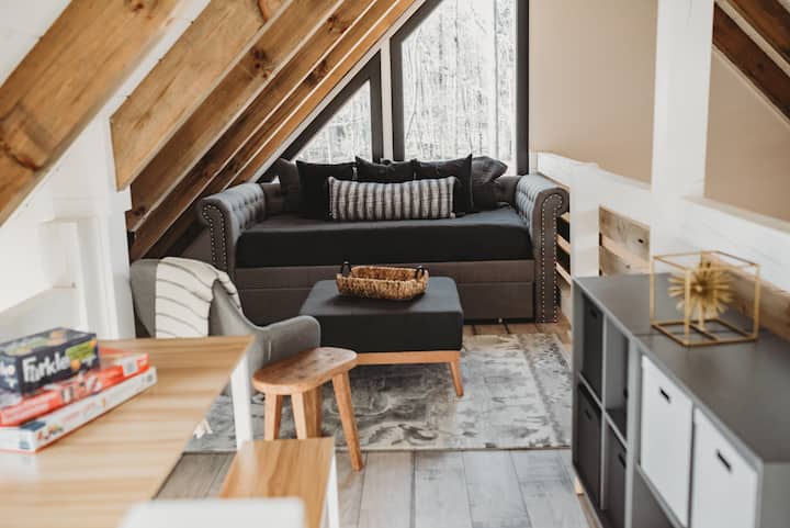 Podkrovie (otvorené nad obývacou izbou) má pohovku s kobercom, ktorý sa vysúva a vytvorí dve samostatné postele. 