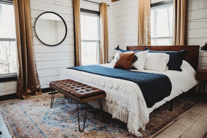 King na prvom poschodí má spoločnú kúpeľňu so spálňou s dvoma samostatnými lôžkami.