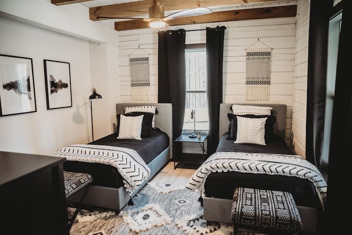 Druhá spálňa na prvom poschodí má dve samostatné postele a spoločnú kúpeľňu so spálňou s manželskou posteľou na prvom poschodí.