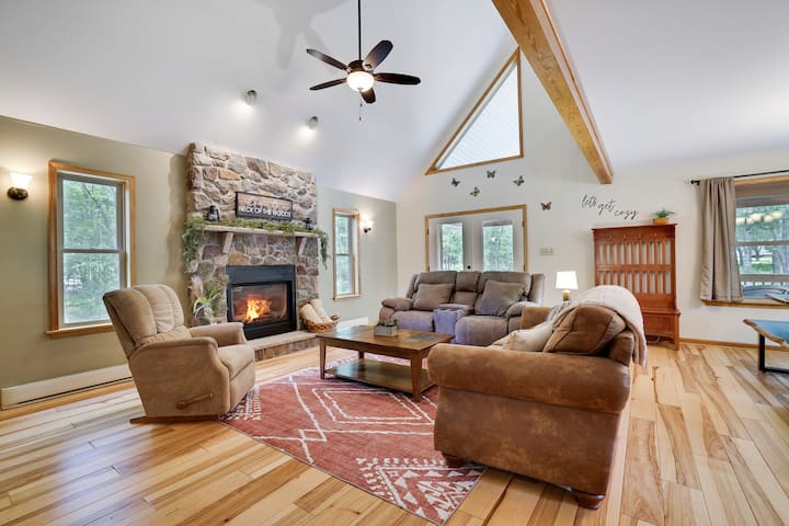 Spa-like Stay With Glass Sauna, Pond & Hot Tub - Lake Harmony, PA