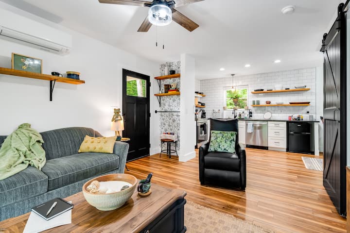 أريكة Lazy Boy مع الكثير من البطانيات المريحة للاحتضان.