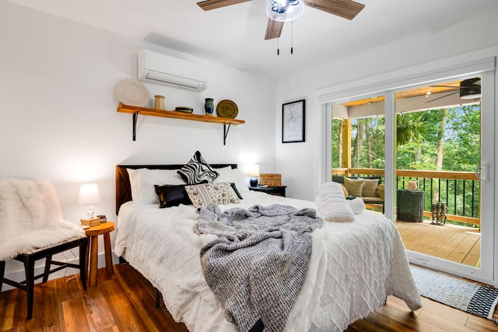 سرير كوين مع بياضات فاخرة.