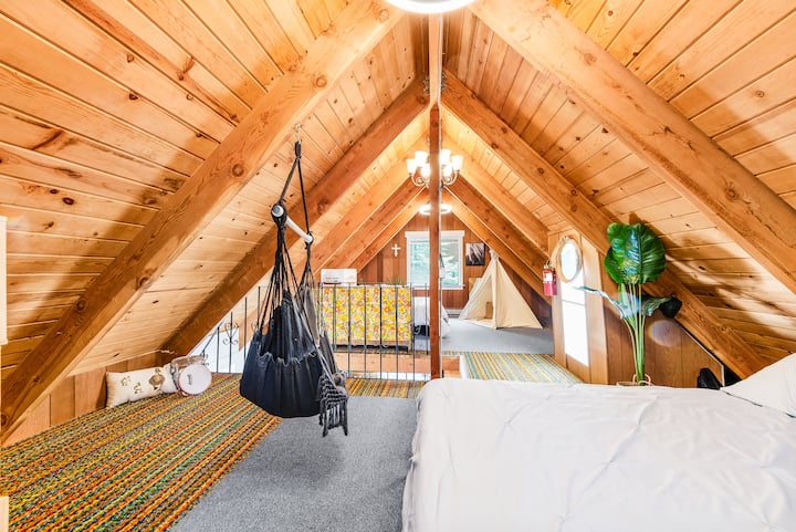 לולפת למעלה יש 2 מיטות קווין סייז + ערסל בצד אחד + אוהל טיפי בצד השני