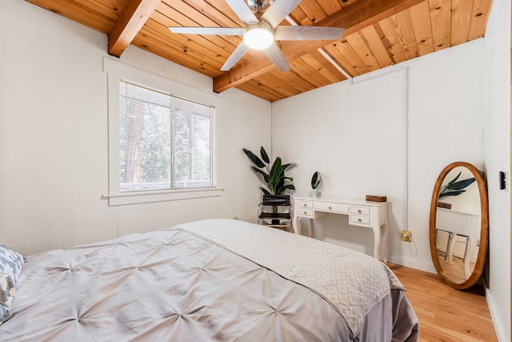 חדר שינה בקומה התחתונה עם שולחן איפור/עבודה