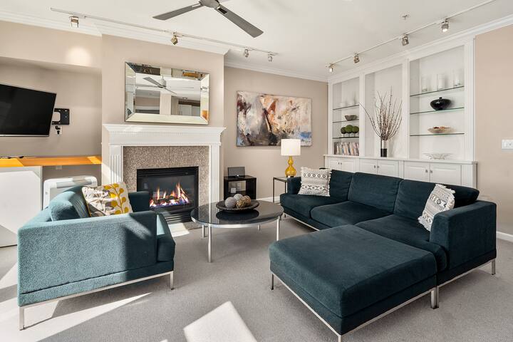 Luxury Waterfront Condo Steps to Pike Place Market gallery image 3