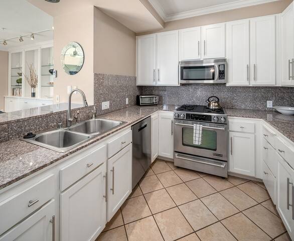 Luxury Waterfront Condo Steps to Pike Place Market gallery image 5