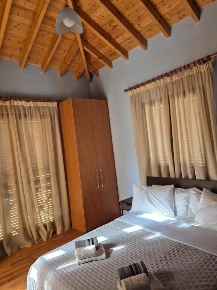 Приватна главна спална соба со сопствен WC/туш и балкон со поглед кон базенот.