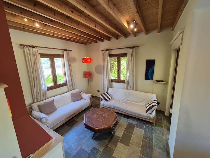 Пространа дневна соба со телевизор, камин и два големи кауча кои се претвораат во единечни кревети. Директен пристап до надворешната тераса. Гостите можат да се најават на сопствените сметки на Netflix.