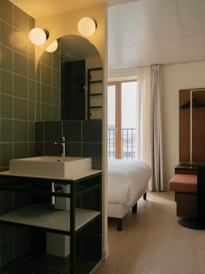 Spálňa 3 s veľmi pohodlnou manželskou posteľou (160 cm x 200 cm), dostatkom úložného priestoru a vlastnou kúpeľňou s WC