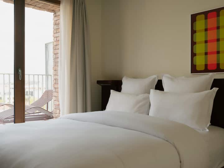 Spálňa 2 s veľmi pohodlnou manželskou posteľou (160 cm x 200 cm), dostatkom úložného priestoru a vlastnou kúpeľňou s WC