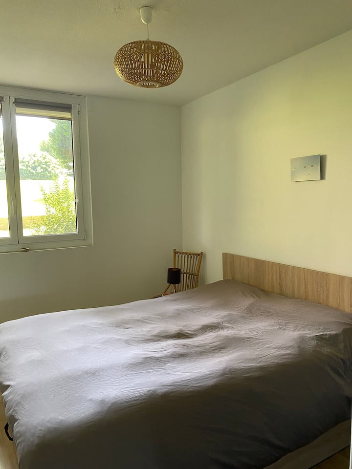 חדר שינה ראשון עם מיטת קווין סייז. 