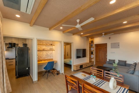 Modern 2BHK. WiFi. 200m to RK Beach