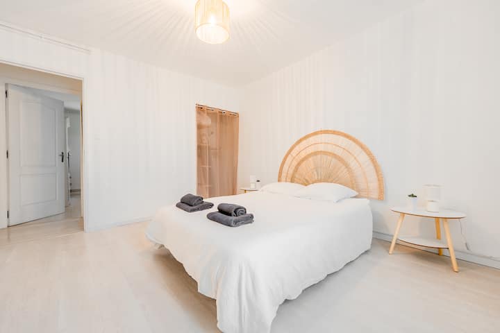 Douce & lumineuse avec lit double (140), 1 élégante tête de lit en rotin, 2 tables de nuit blanches assorties, 1 coffre de rangement et 1 petite table d’appoint. Baignée de lumière naturelle, elle invite au repos dans une ambiance apaisante.