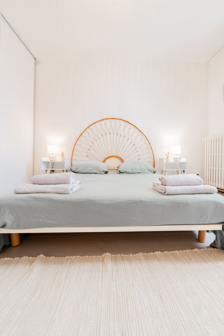 Douce & lumineuse avec lit double (140), 1 élégante tête de lit en rotin, 2 tables de nuit blanches assorties, 1 coffre de rangement et 1 petite table d’appoint. Baignée de lumière naturelle, elle invite au repos dans une ambiance apaisante.